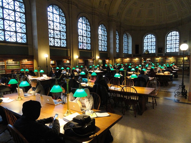 foto stoły czytelnia biblioteka