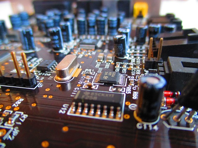 foto zbliżenie płytki z podzespołami elektronicznymi
