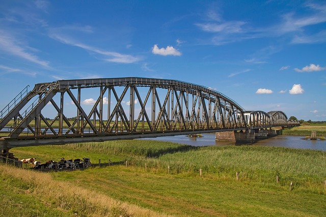 foto most stalowy kratownicowy nad rzeką